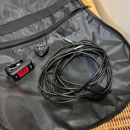 《売約済》【武蔵小山店】 ギター レスポールタイプ Maison メイソン 入門 ソフトケース シールド ケーブル チューナー ピック ピックホルダー セット 黒 動作確認済み ブラック 初心者  (検索 レスポール