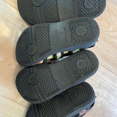 子供サンダル2足の画像