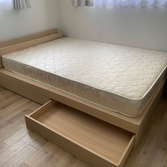ダブルベッド　マットレス付き