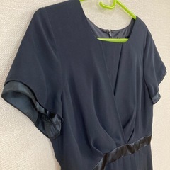 紺色ワンピースの画像