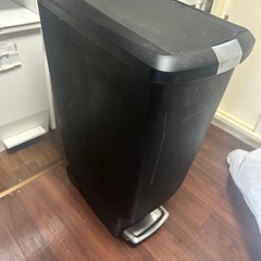 ペダル式ゴミ箱の画像