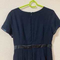 紺色ワンピースの画像