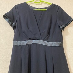 紺色ワンピースの画像