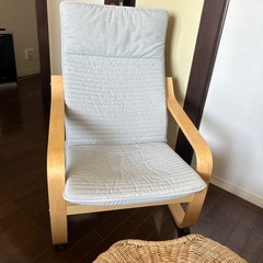 椅子とオットーマンの画像