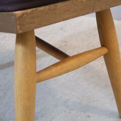 飛騨のメーカーKASIWA(柏木工)のCIVIL(シビル) オットマン/スツール。軽量でコンパクトなデザインで持ち運びしやすい便利な腰掛け椅子。曲木によってラウンドされた座面は快適な座り心地です♪ の画像