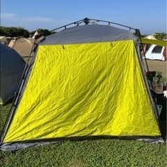 テント2つとタープのセットの画像
