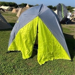 テント2つとタープのセットの画像