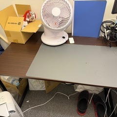 オフィスデスク2つ、オットマンチェア、空気清浄機、4K液晶モニター、除湿機、サーキュレーター、フットヒーターなと