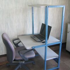 スチール製パソコンデスクとオフィスチェアー　椅子
