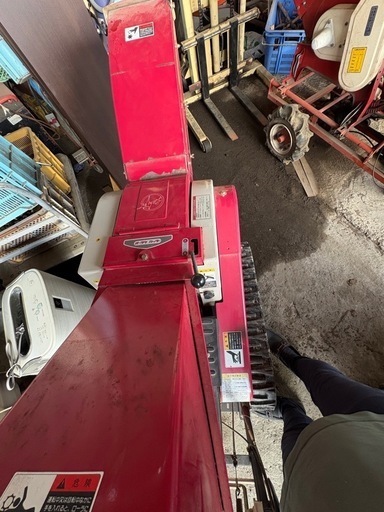 キャタピラ式自走剪定した枝粉砕機