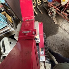 キャタピラ式自走剪定した枝粉砕機