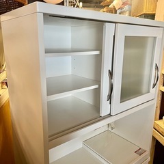 【武蔵小山店】 ニトリ 食器棚 キッチン収納 レンジ台 ガラス扉 ホワイト キッチンボード キッチンキャビネット 家具 中古家具 キッチンラック 収納棚 白 清潔感 引き出し 付き Fria 90の画像