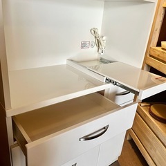 【武蔵小山店】 ニトリ 食器棚 キッチン収納 レンジ台 ガラス扉 ホワイト キッチンボード キッチンキャビネット 家具 中古家具 キッチンラック 収納棚 白 清潔感 引き出し 付き Fria 90の画像