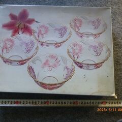ガラス製の鉢の画像