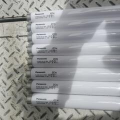 Panasonic　蛍光灯　20形　8本セット
未使用から中古品色々、バラ売りは不可です。
全部キレイでまだまだ使えます。の画像
