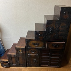 階段型木製収納タンスの画像