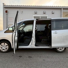 低走行 6万キロ☆ハイブリッド入りました☆月々1.2万円〜分割払い可❗️車検2年付き！大人気☆日産 セレナ☆8人乗り☆Bluetooth対応ナビ付き☆走行中DVD見れます☆ETC☆バックカメラ☆ドラレコ付きのフル装備☆電動スライドドア☆クルーズコントロール搭載☆ウィンカーミラー☆フル装備☆車内広々三列シート‼️の画像