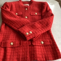 きれいな赤色スーツの画像