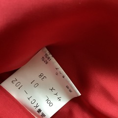 きれいな赤色スーツの画像