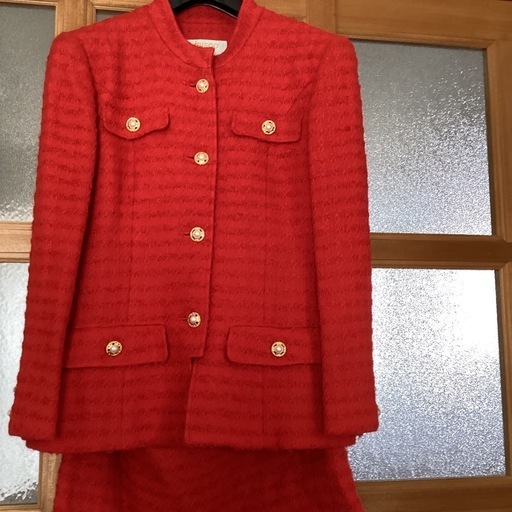 きれいな赤色スーツ