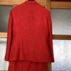 きれいな赤色スーツの画像