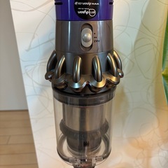 ダイソンコードレス掃除機　V10 スタイリッシュな充電スタンド付きの画像