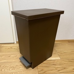 【ニトリ】　ゴミ箱　スリムペダルペール20L