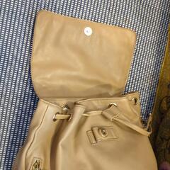 使い勝手の良いベージュのリュックの画像