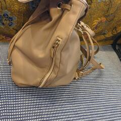 使い勝手の良いベージュのリュックの画像