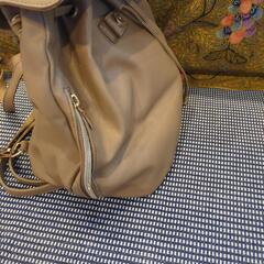 使い勝手の良いベージュのリュックの画像