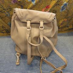 使い勝手の良いベージュのリュックの画像