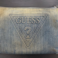 GUESS デニムクラッチバッグ／ポーチ