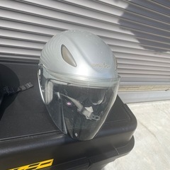 バイクのヘルメット2個の画像