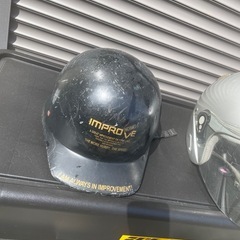 バイクのヘルメット2個の画像