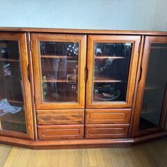 しっかりした作りのサイドボードの画像