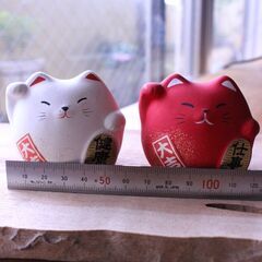 紅白の招き猫の置物　の画像