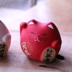 紅白の招き猫の置物　の画像