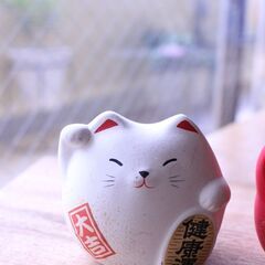 紅白の招き猫の置物　の画像