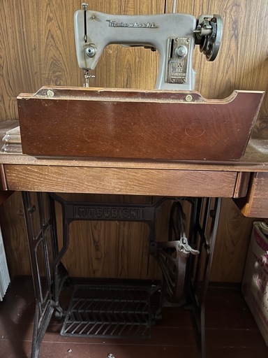 三菱 足踏みミシン　アンティーク ミシン　MITSUBISHI HA2 昭和レトロ ミツビシ テーブル 台付き