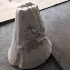 龍と山の置物の画像