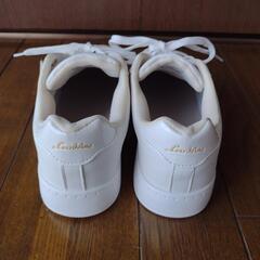 新品未使用　しまむら　Larkins 白のスニーカー　軽量　24.5  LLの画像