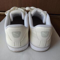 プーマ　25センチ　白いスニーカー　合皮の画像
