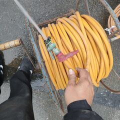【中古】噴霧ホース　噴霧器　延長ホース　ドラムホース　ホースリール　通水確認済み　補修あり　長さ不明　園芸の画像