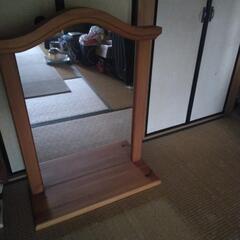 立派な木枠の鏡