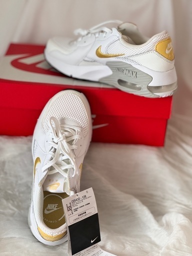 値下げNIKE  AIR MAX EXCEE  ホワイトゴールド　スニーカー
　