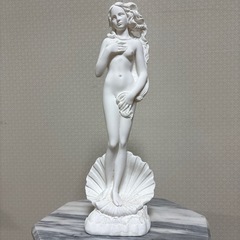 白い石膏製女性像