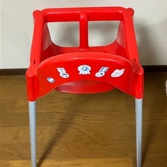 IKEAの幼児用ハイチェアの画像