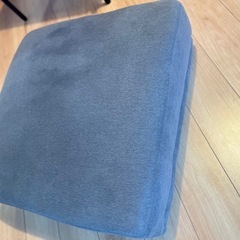 ソファーのつなぎめ 足置き
