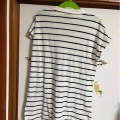 少し着丈が長めなポロシャツの画像