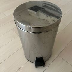 無料の金属製ゴミ箱